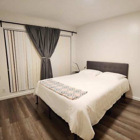 Centrally Located, 4X Queen, 300 Mbps Internet With Backyard! 헤멧 외부 사진