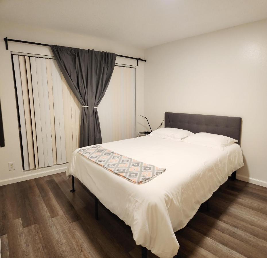 Centrally Located, 4X Queen, 300 Mbps Internet With Backyard! 헤멧 외부 사진