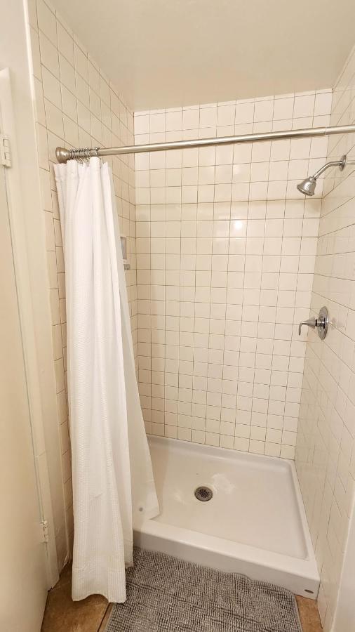 Centrally Located, 4X Queen, 300 Mbps Internet With Backyard! 헤멧 외부 사진