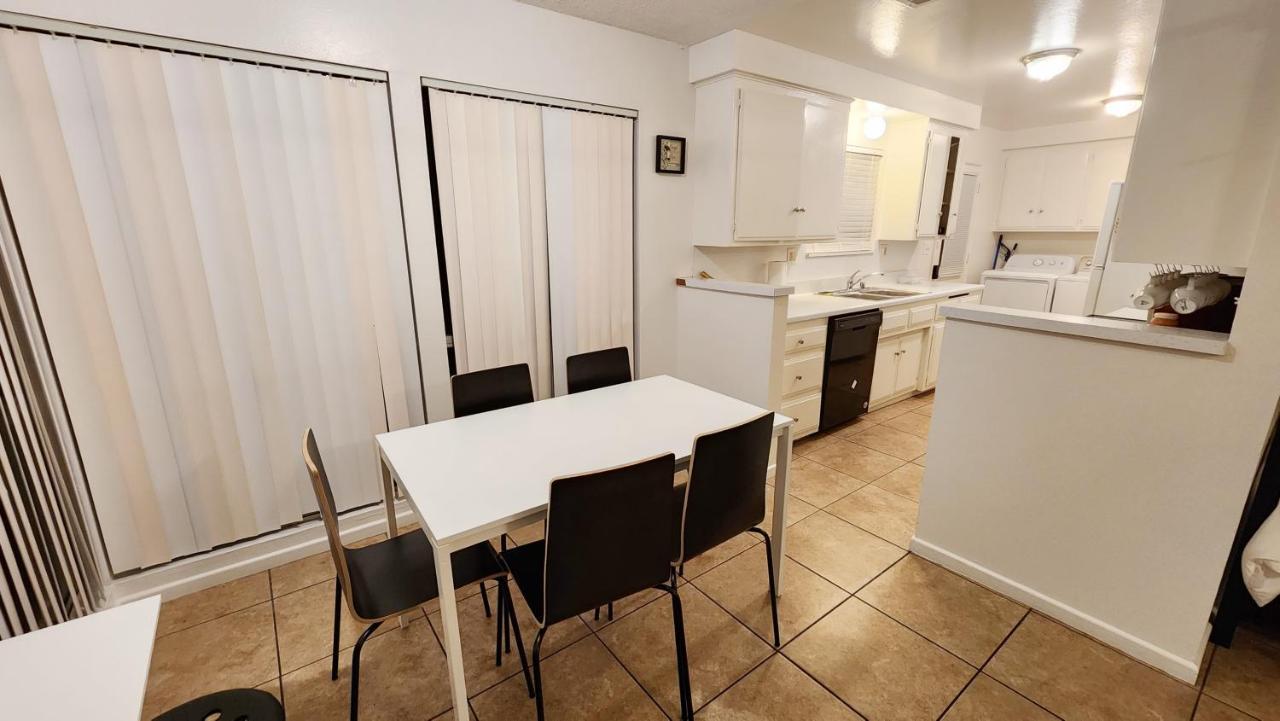 Centrally Located, 4X Queen, 300 Mbps Internet With Backyard! 헤멧 외부 사진
