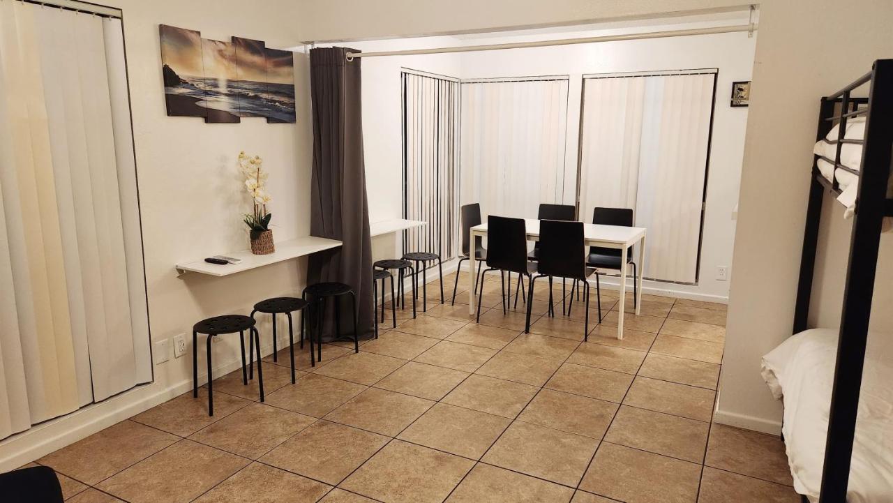 Centrally Located, 4X Queen, 300 Mbps Internet With Backyard! 헤멧 외부 사진