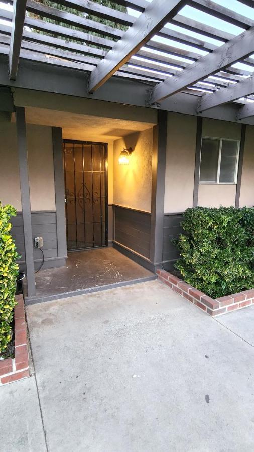 Centrally Located, 4X Queen, 300 Mbps Internet With Backyard! 헤멧 외부 사진