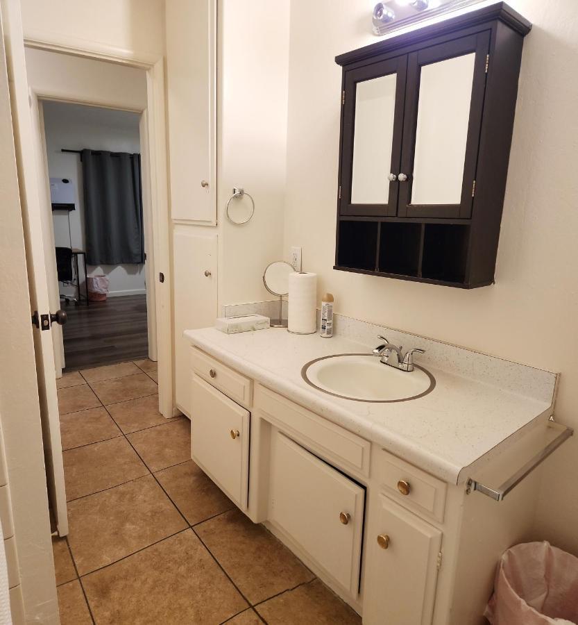 Centrally Located, 4X Queen, 300 Mbps Internet With Backyard! 헤멧 외부 사진