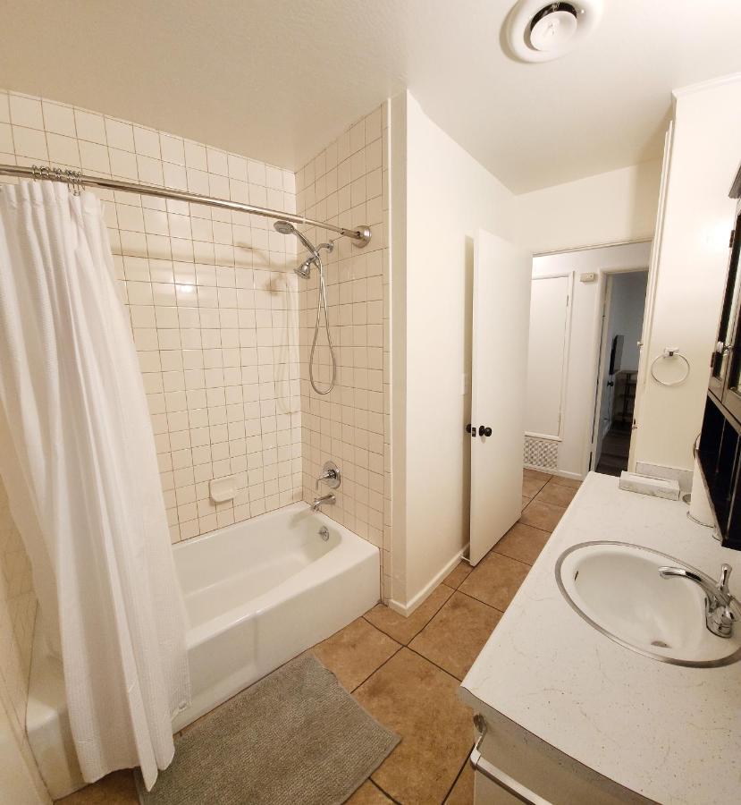 Centrally Located, 4X Queen, 300 Mbps Internet With Backyard! 헤멧 외부 사진