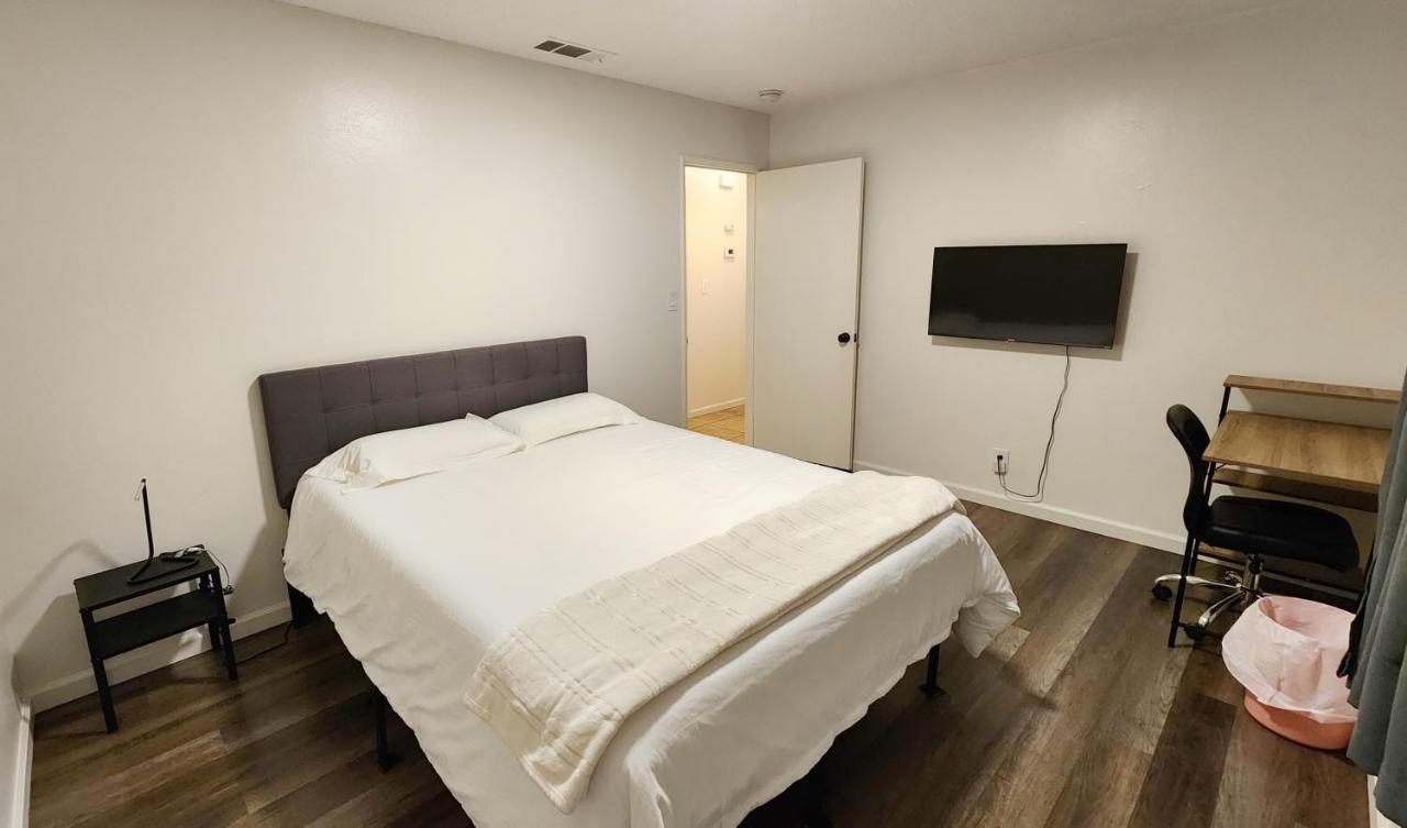 Centrally Located, 4X Queen, 300 Mbps Internet With Backyard! 헤멧 외부 사진