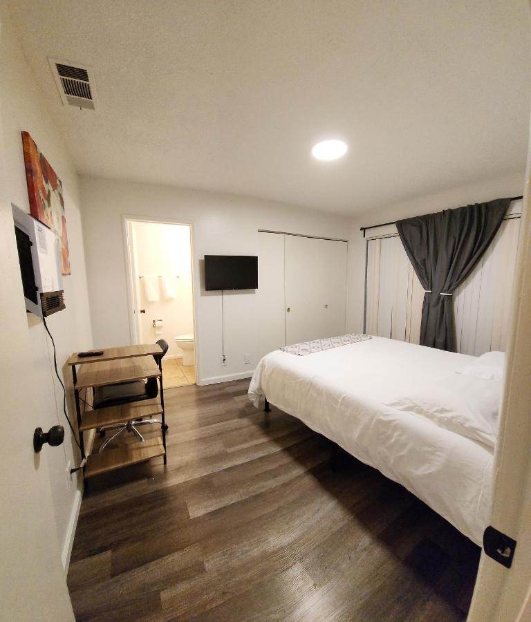 Centrally Located, 4X Queen, 300 Mbps Internet With Backyard! 헤멧 외부 사진